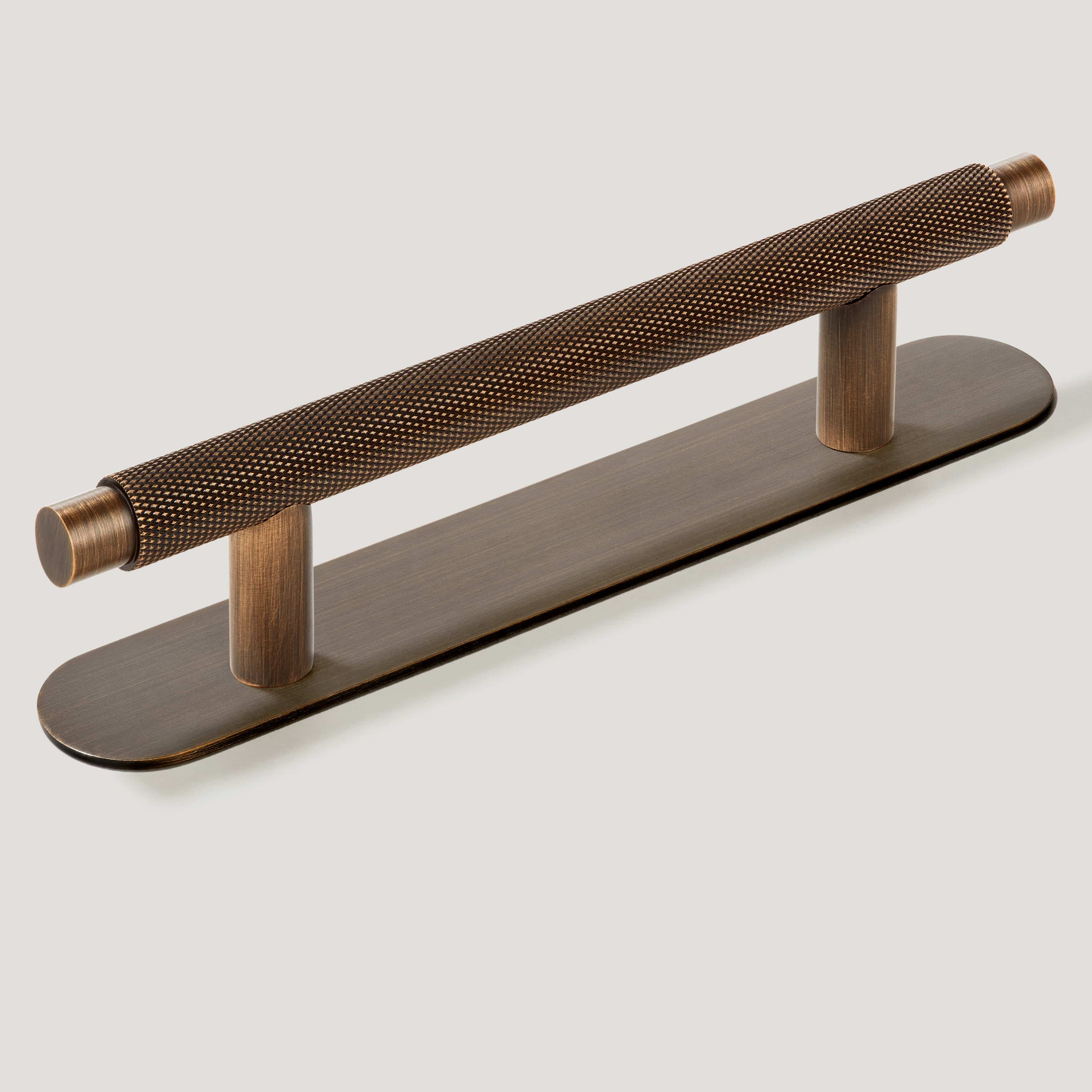 Plank Hardware 6.30'' (3.78'' CC) / Pull with Round Backplate KEPLER Knurled Pull - Antique Brass