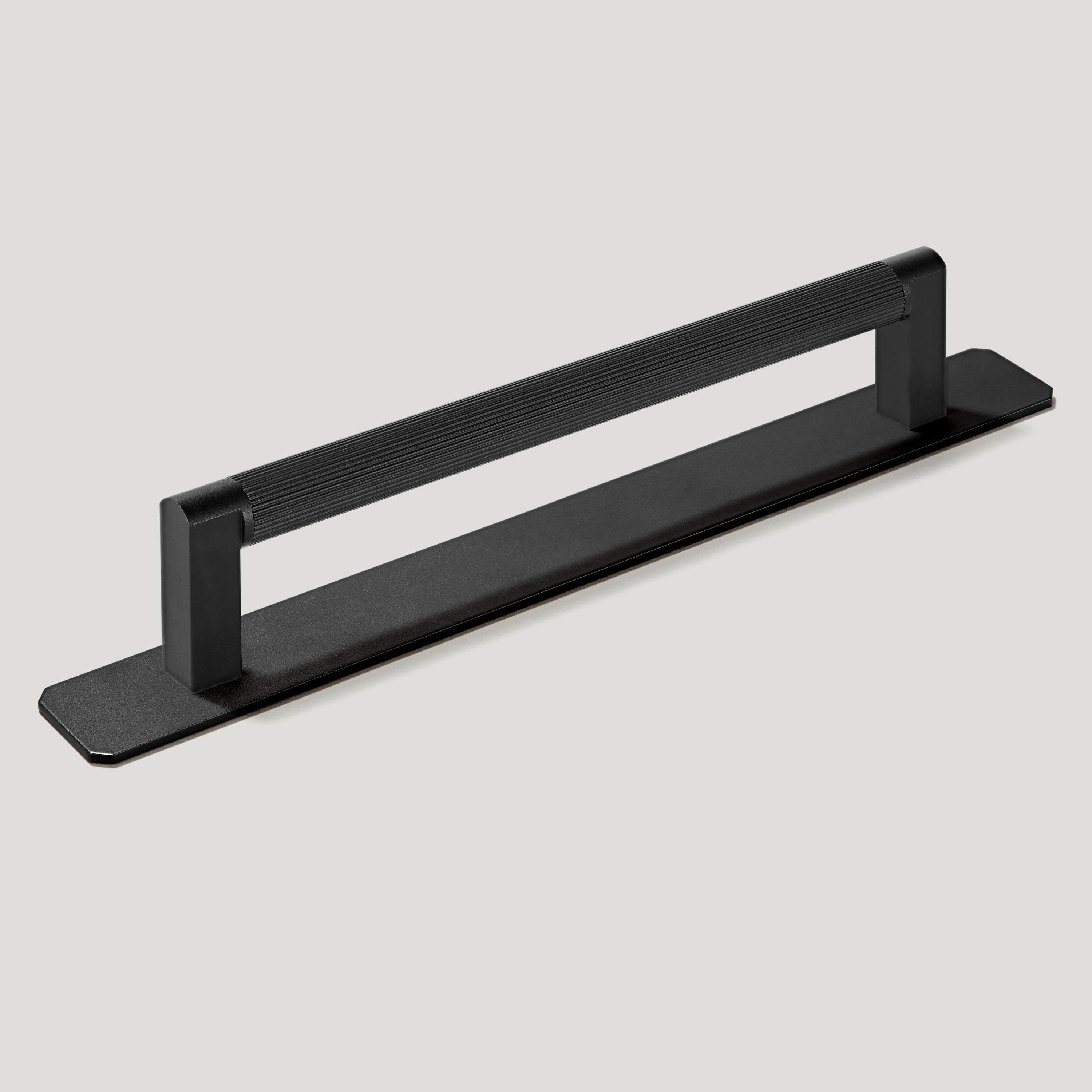 Plank Hardware 6.69'' (6.30'' CC) / Handle with Backplate BECKER Grooved D-Bar Pull - Black
