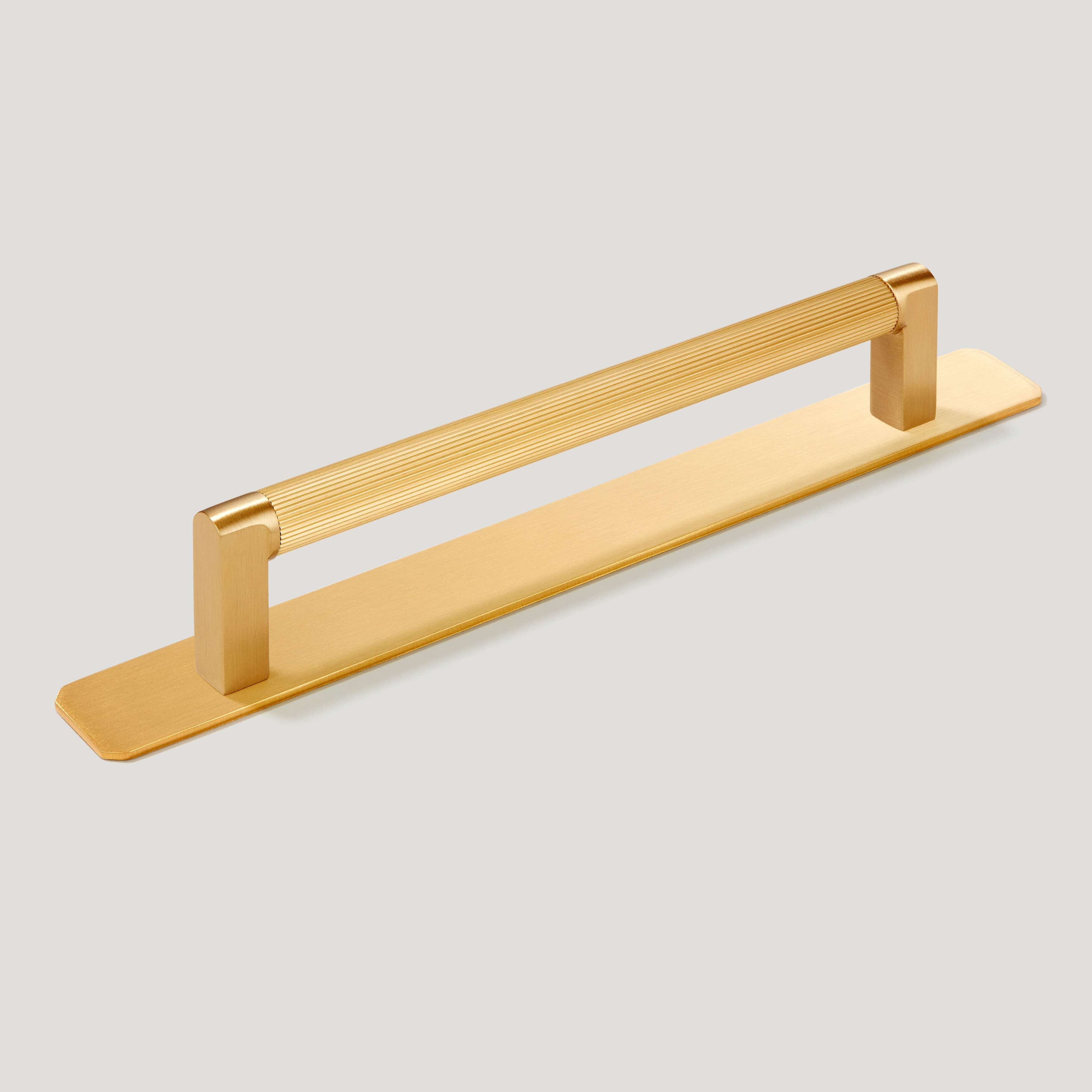 Plank Hardware 6.69'' (6.30'' CC) / Handle with Backplate BECKER Grooved D-Bar Pull - Brass