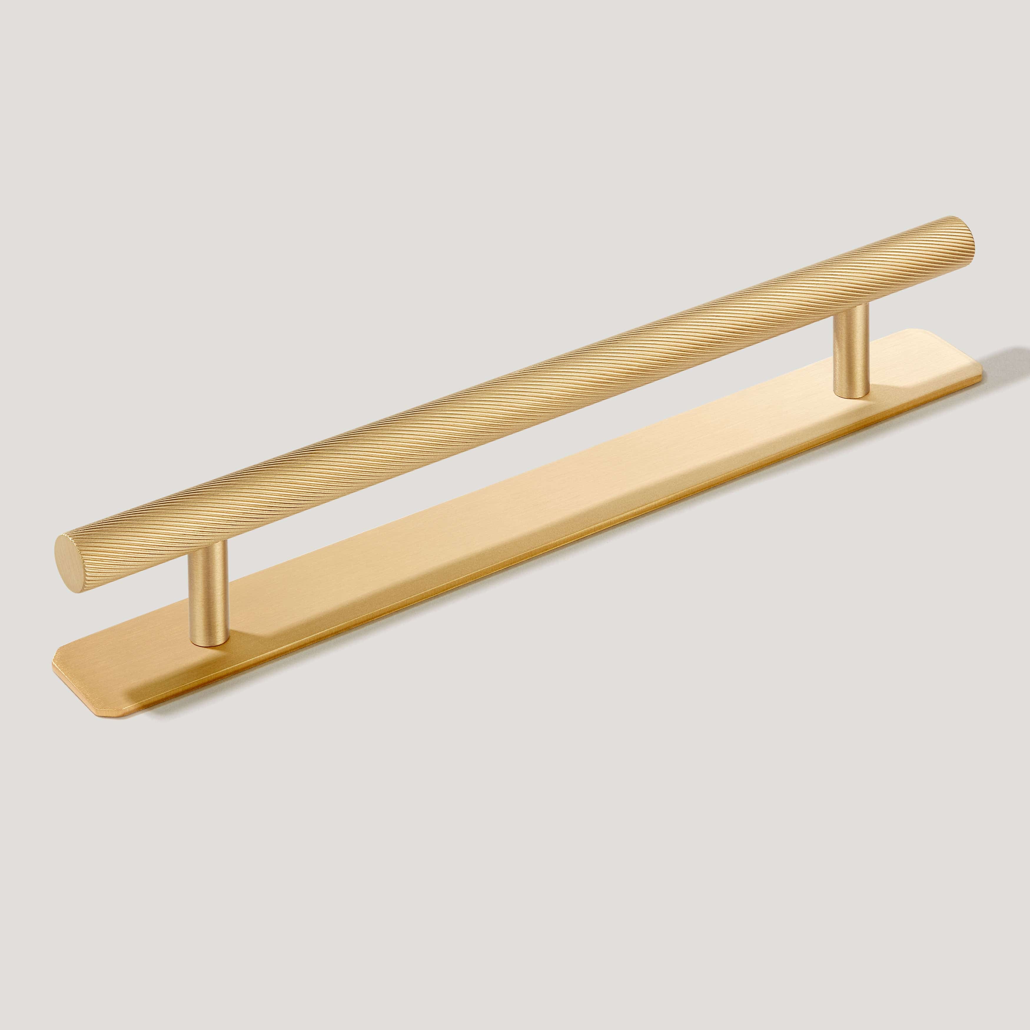 Plank Hardware 7.28'' (5.04'' CC) / Handle with Backplate SEARLE Swirled T-Bar Pull - Brass
