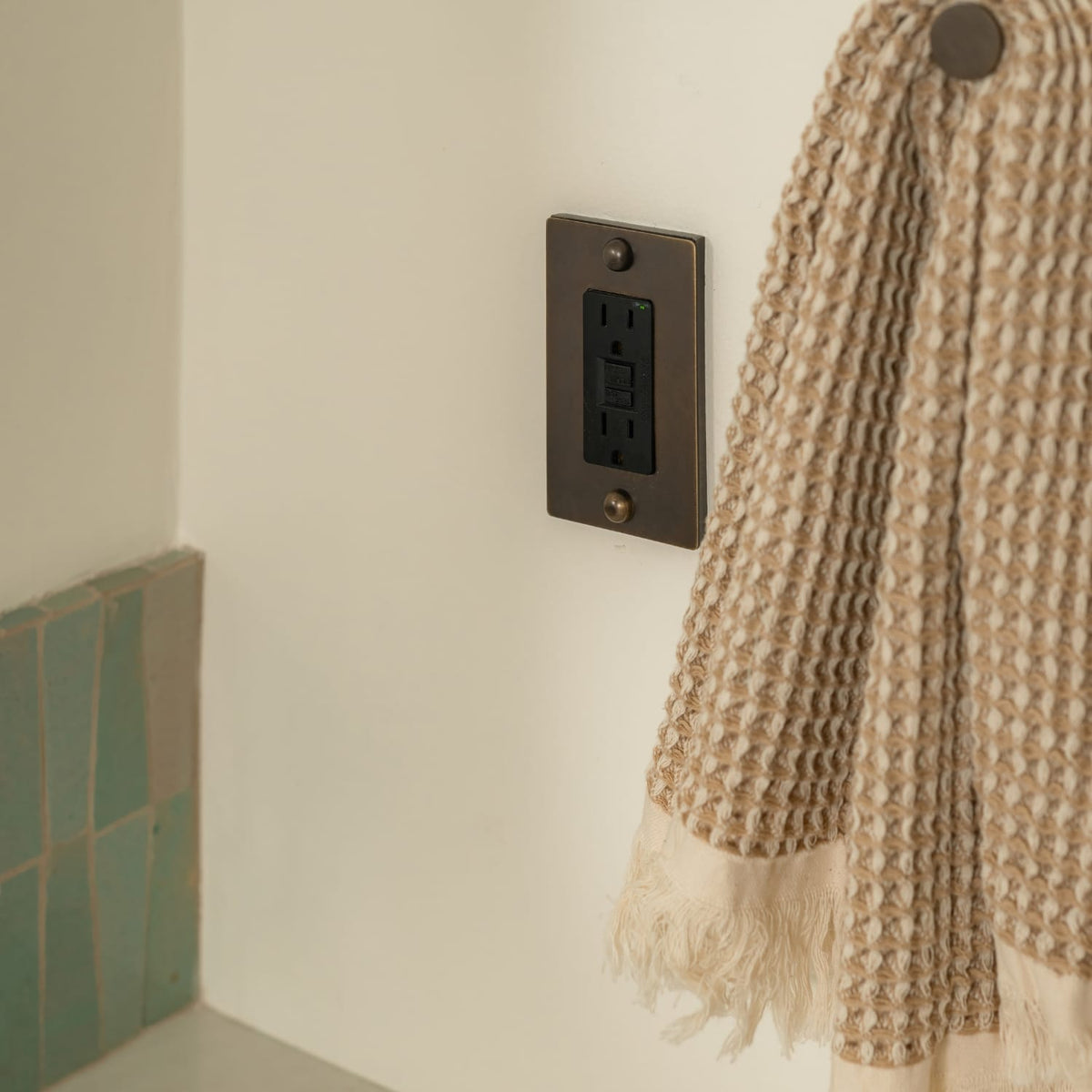 Plank Hardware JASPER 1G 15A GFCI Outlet - Antique Brass