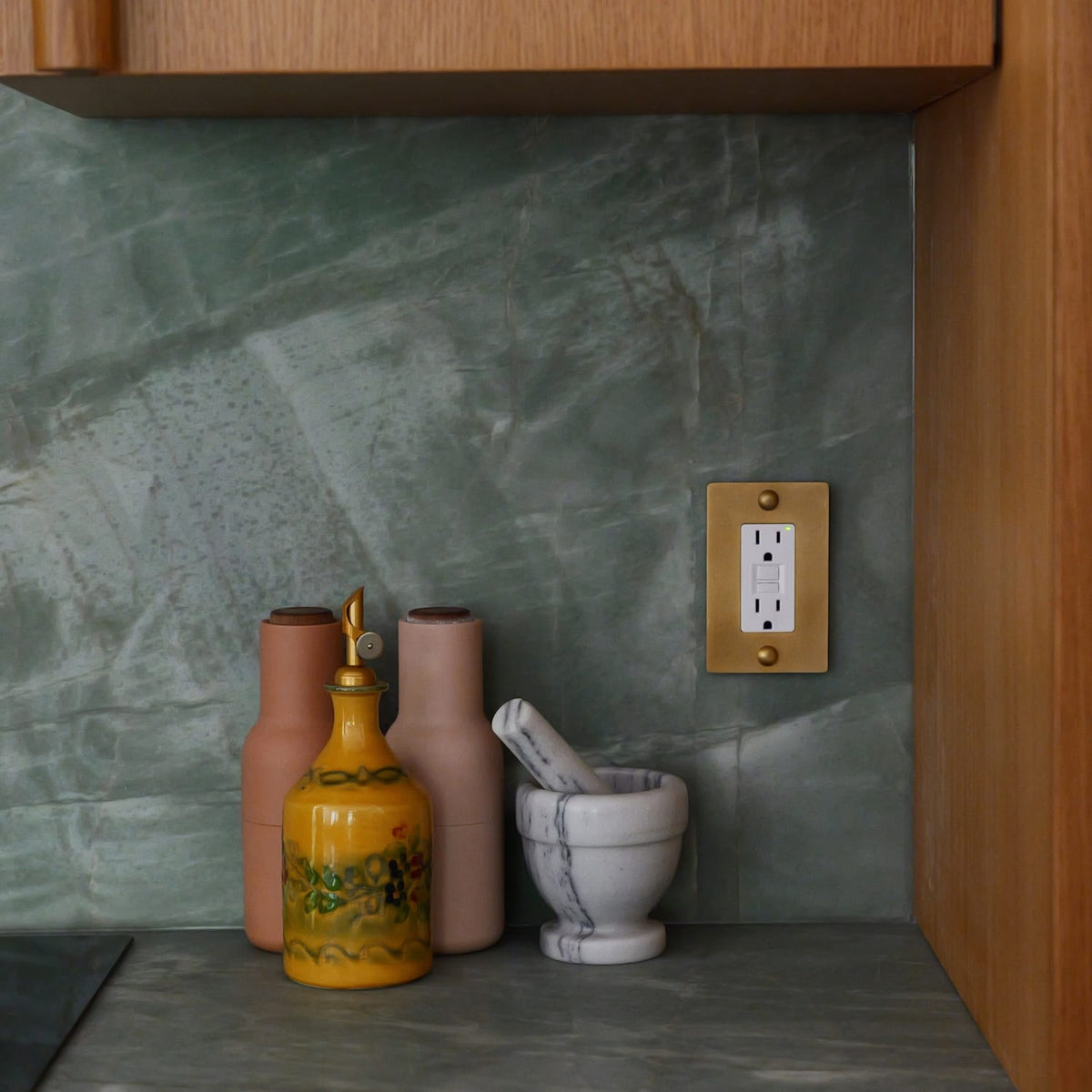 Plank Hardware JASPER 1G 15A GFCI Outlet - Heirloom Brass