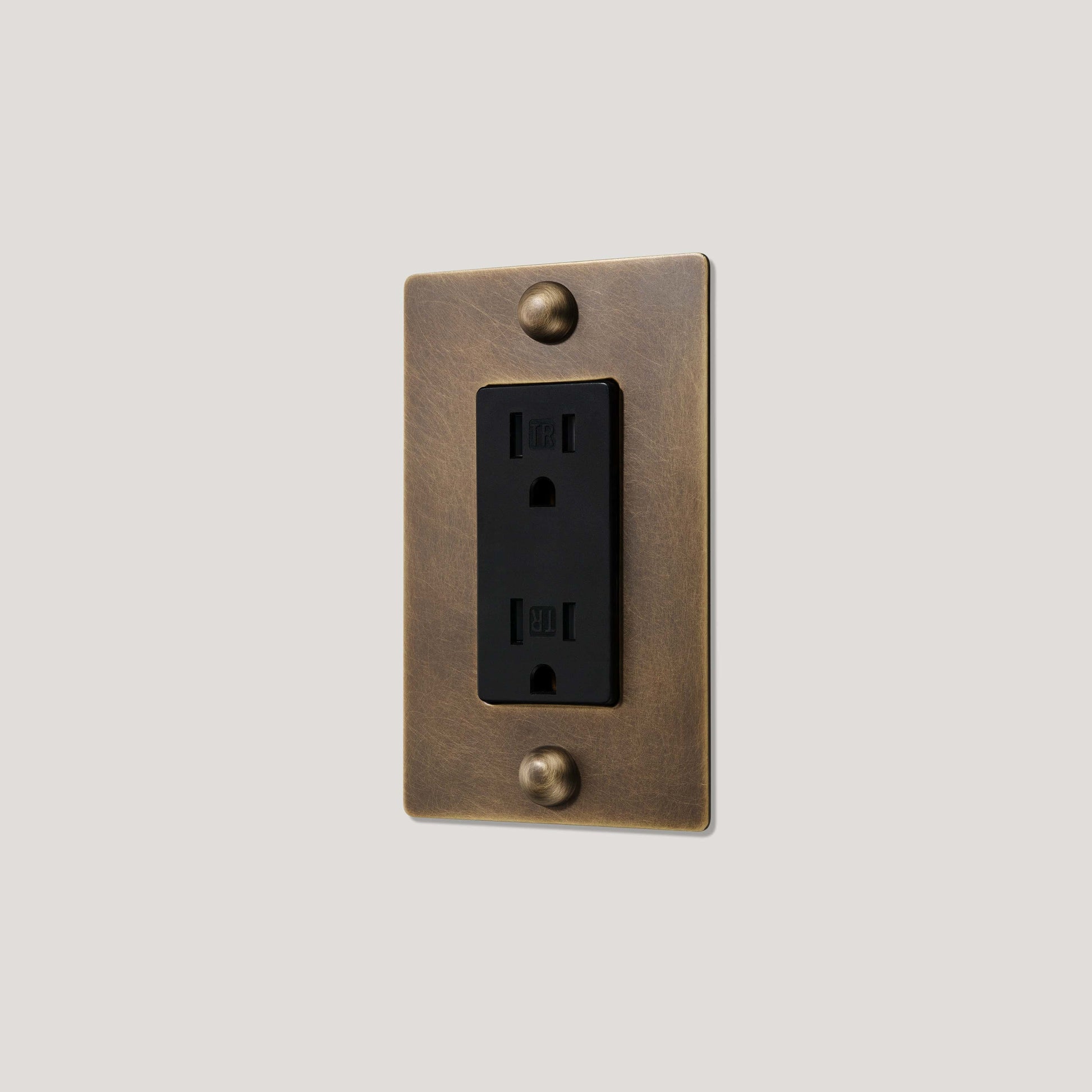Plank Hardware JASPER 1G 15A Outlet - Antique Brass