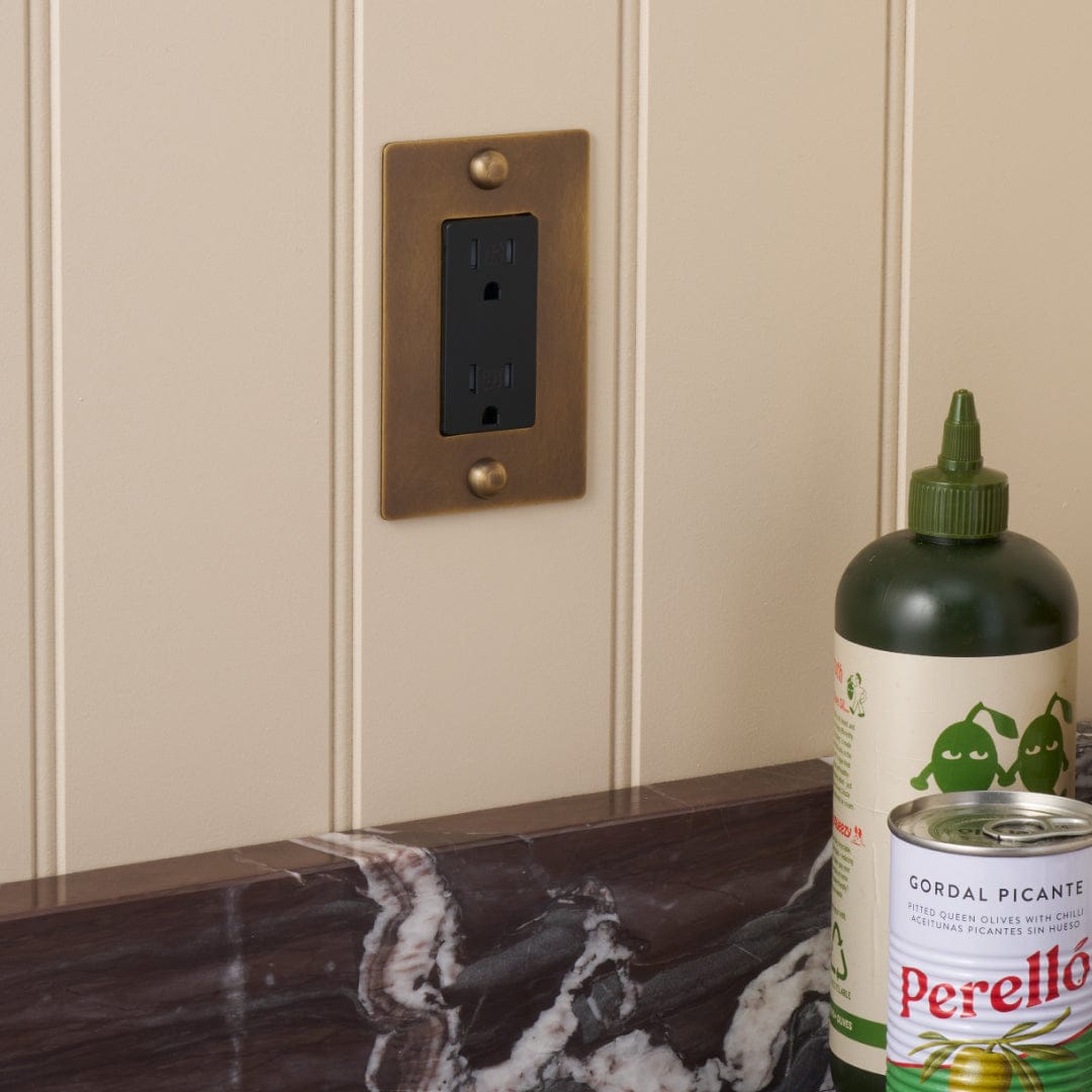 Plank Hardware JASPER 1G 15A Outlet - Antique Brass