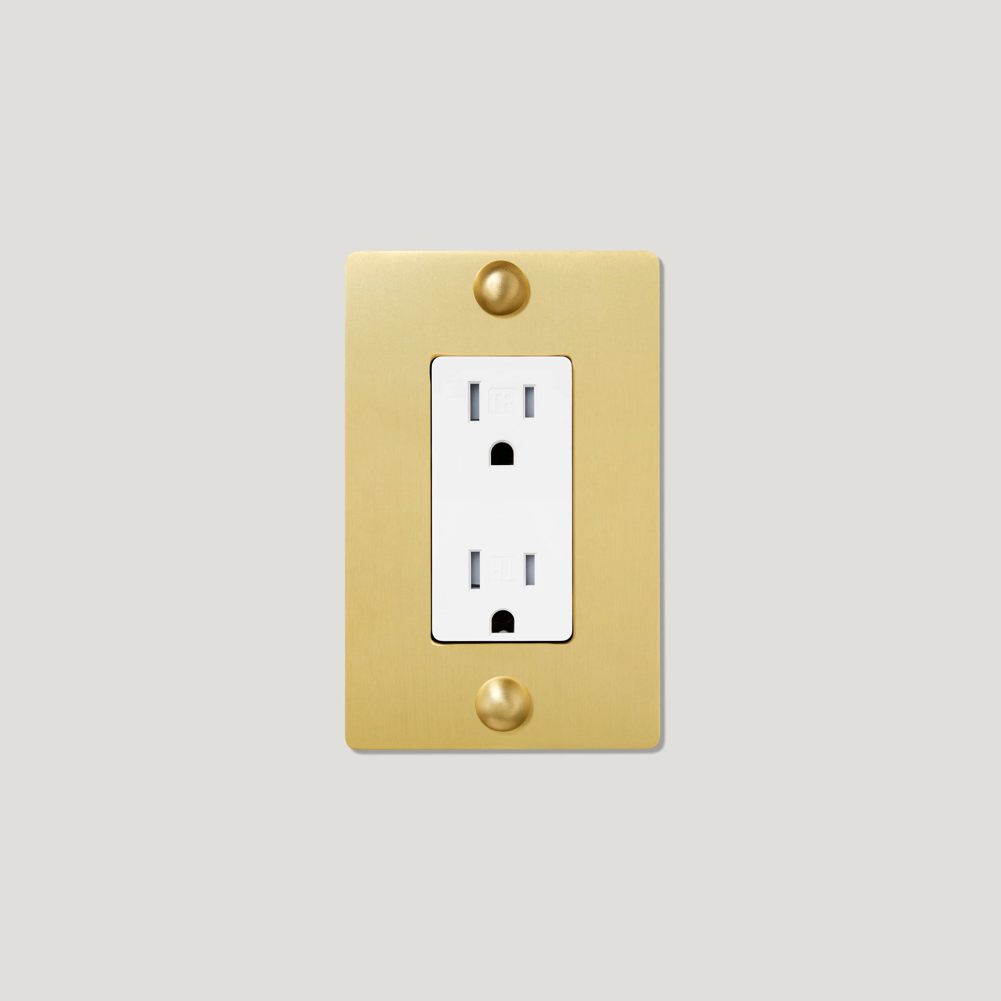 Plank Hardware JASPER 1G 15A Outlet - Brass