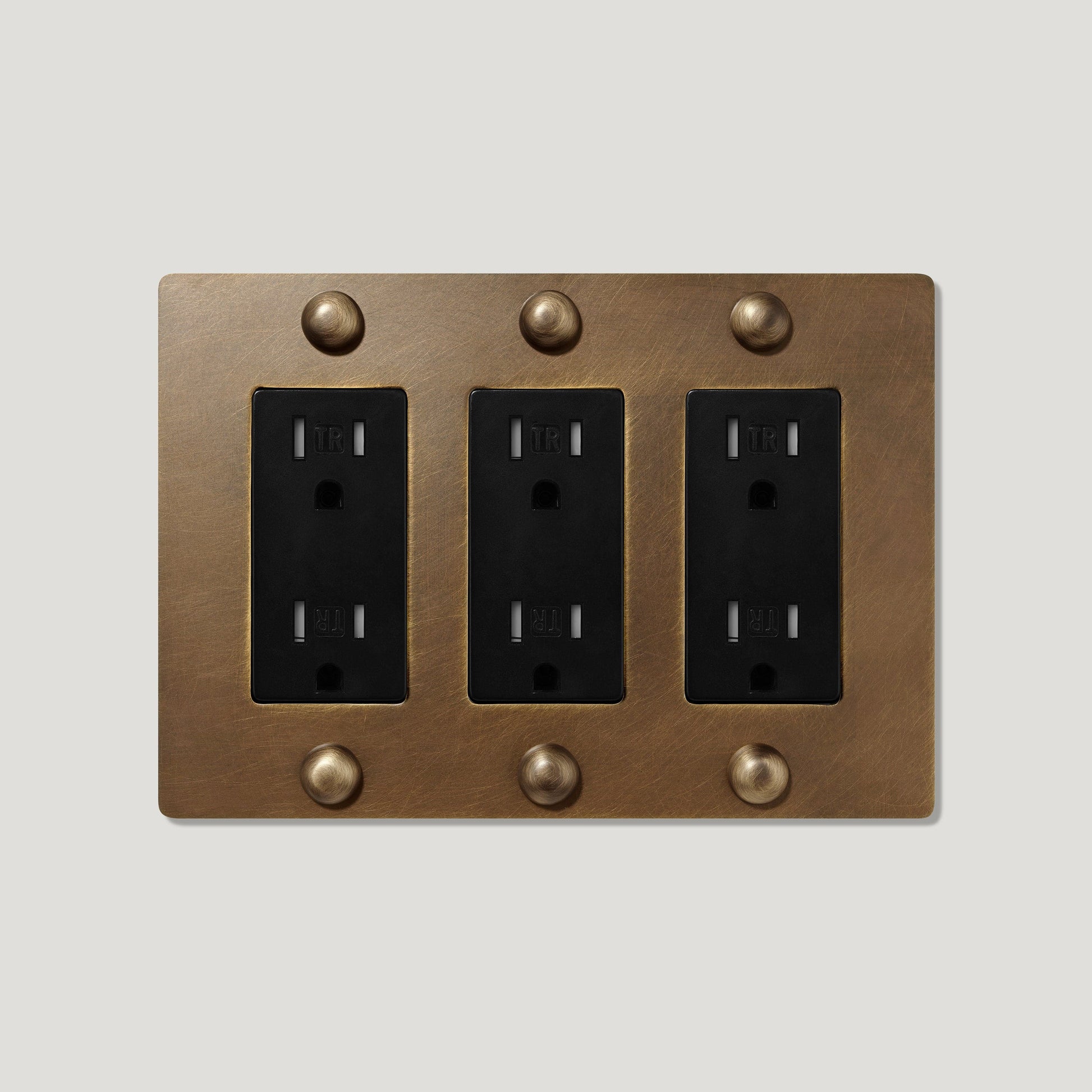 Plank Hardware JASPER 3G 15A Outlet - Antique Brass