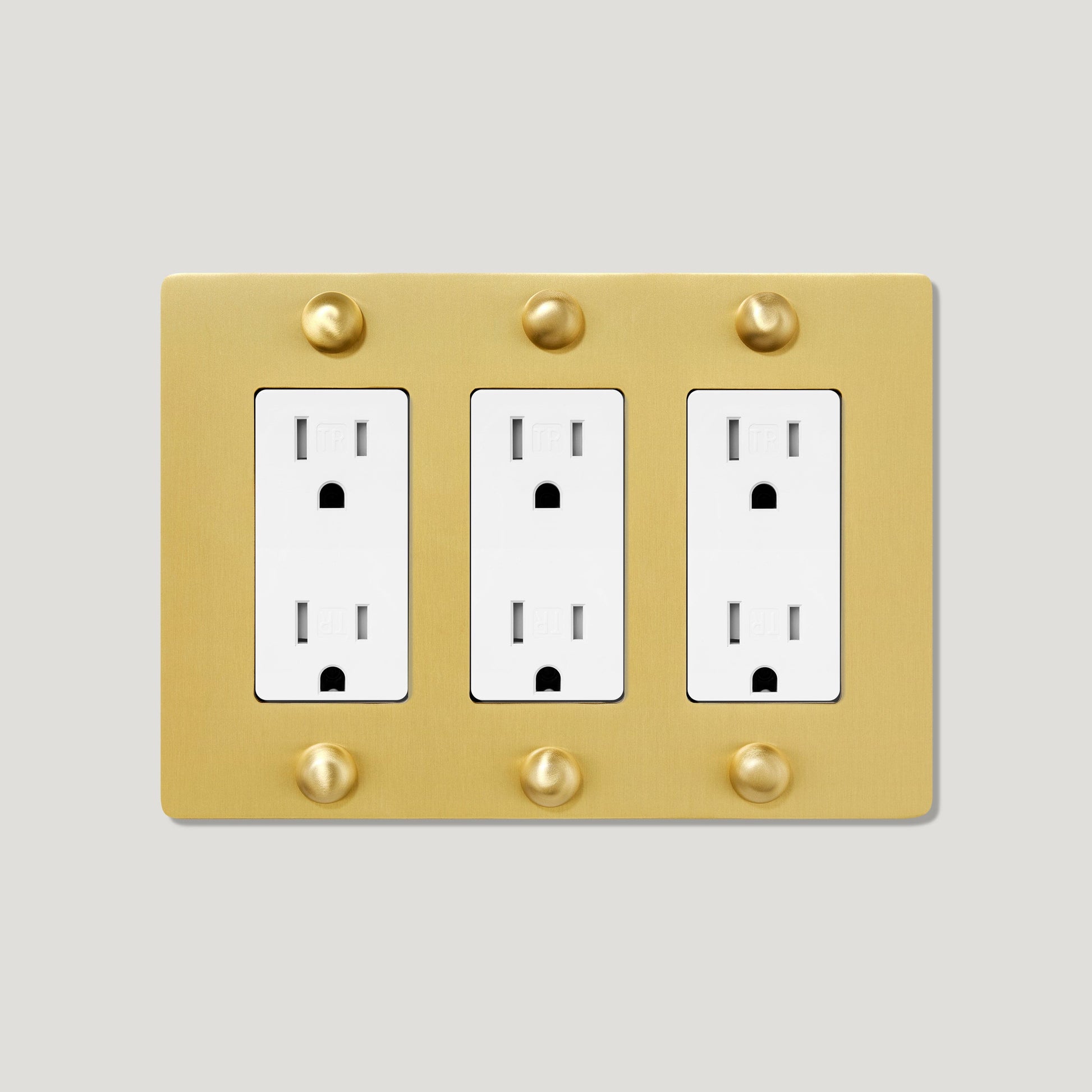 Plank Hardware JASPER 3G 15A Outlet - Brass