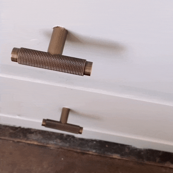 Plank Hardware KEPLER Knurled Single T Pull - Antique Brass