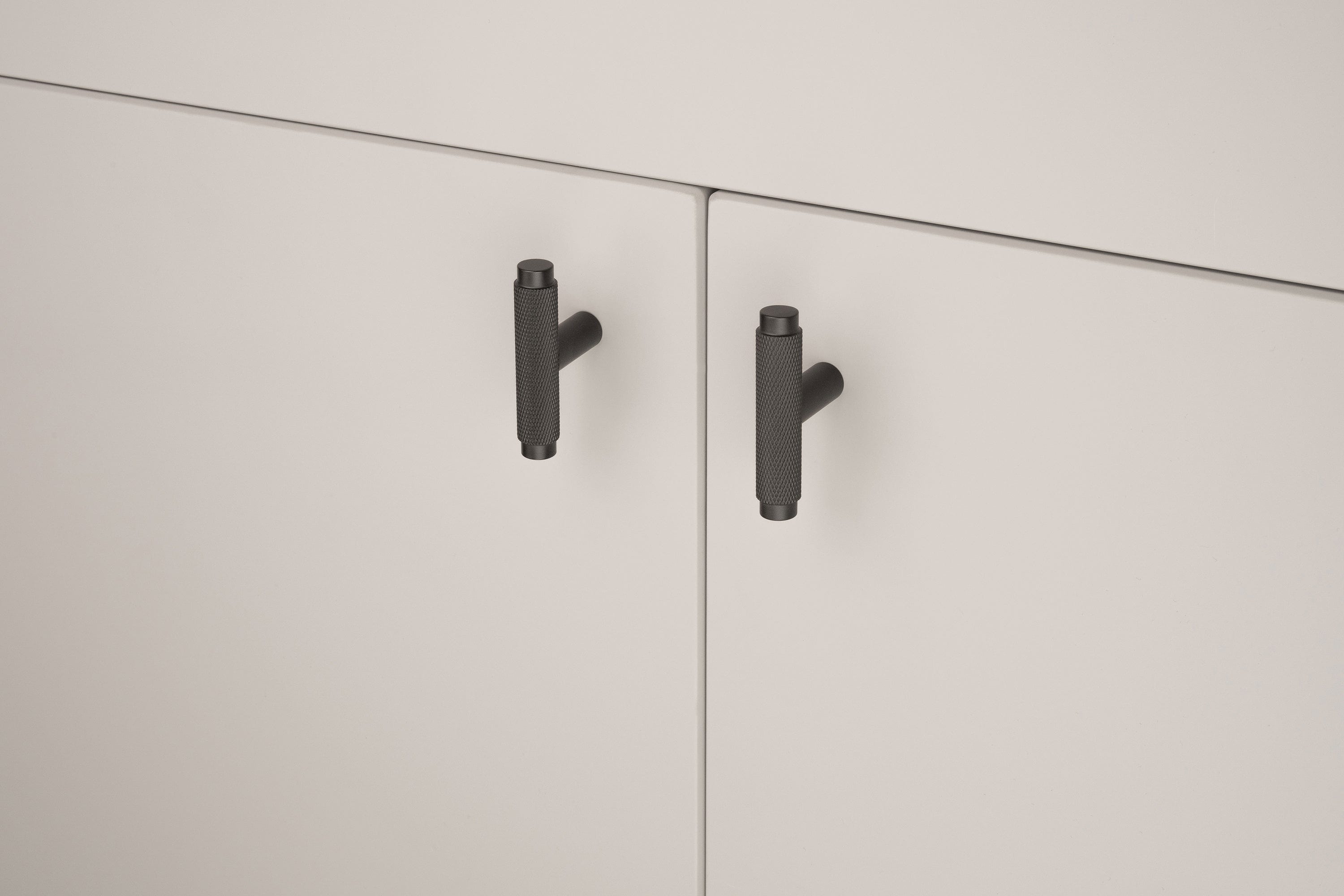 Plank Hardware KEPLER Knurled Single T Pull - Black