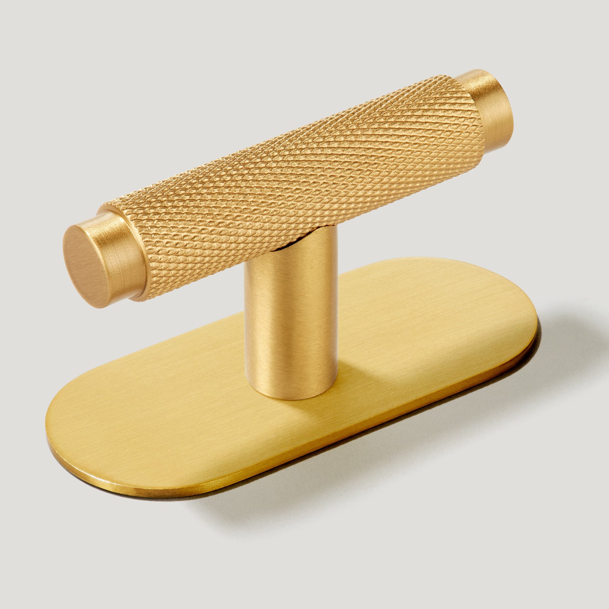 Plank Hardware Pull with Backplate KEPLER Knurled Single T Pull - Brass