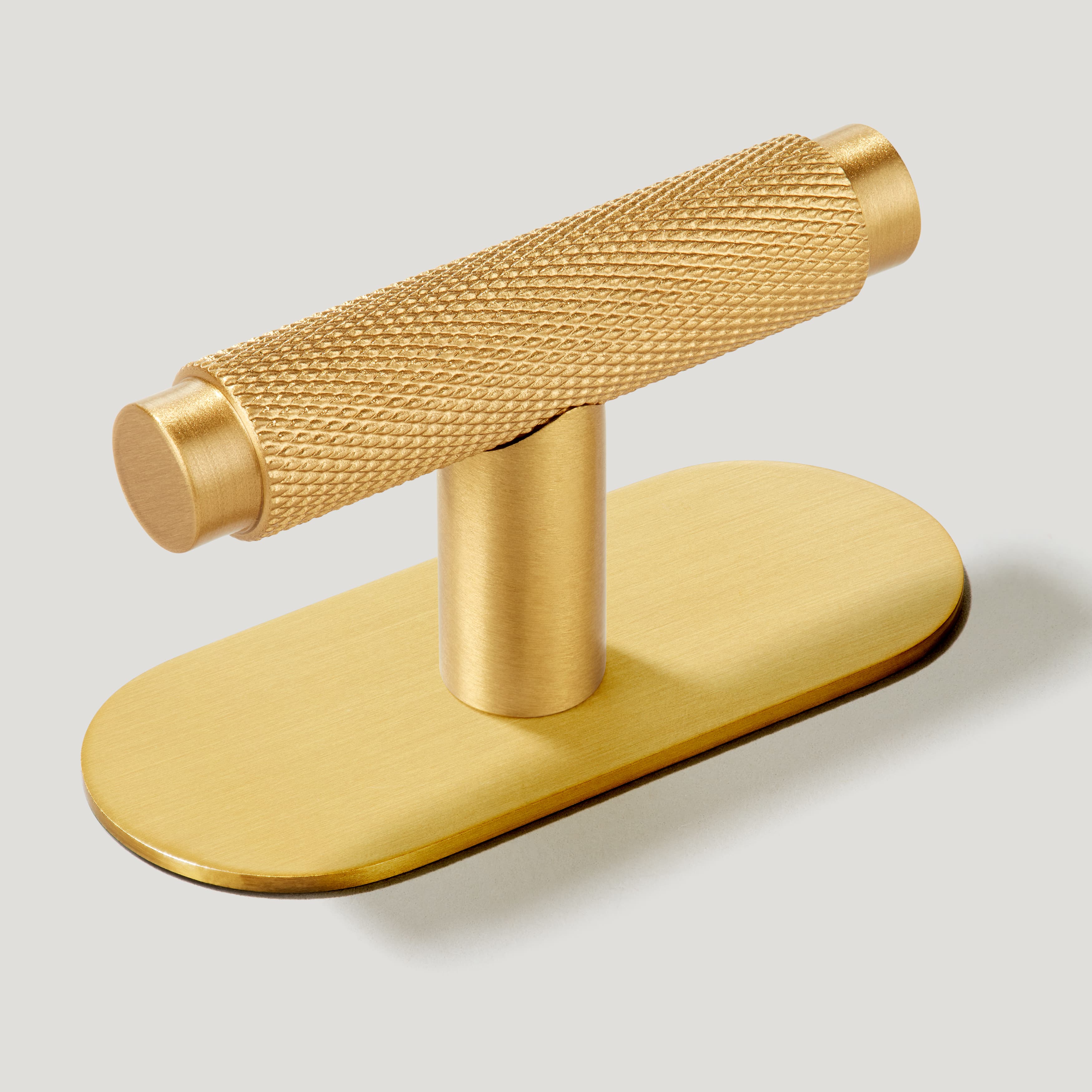 Plank Hardware Pull with Backplate KEPLER Knurled Single T Pull - Brass