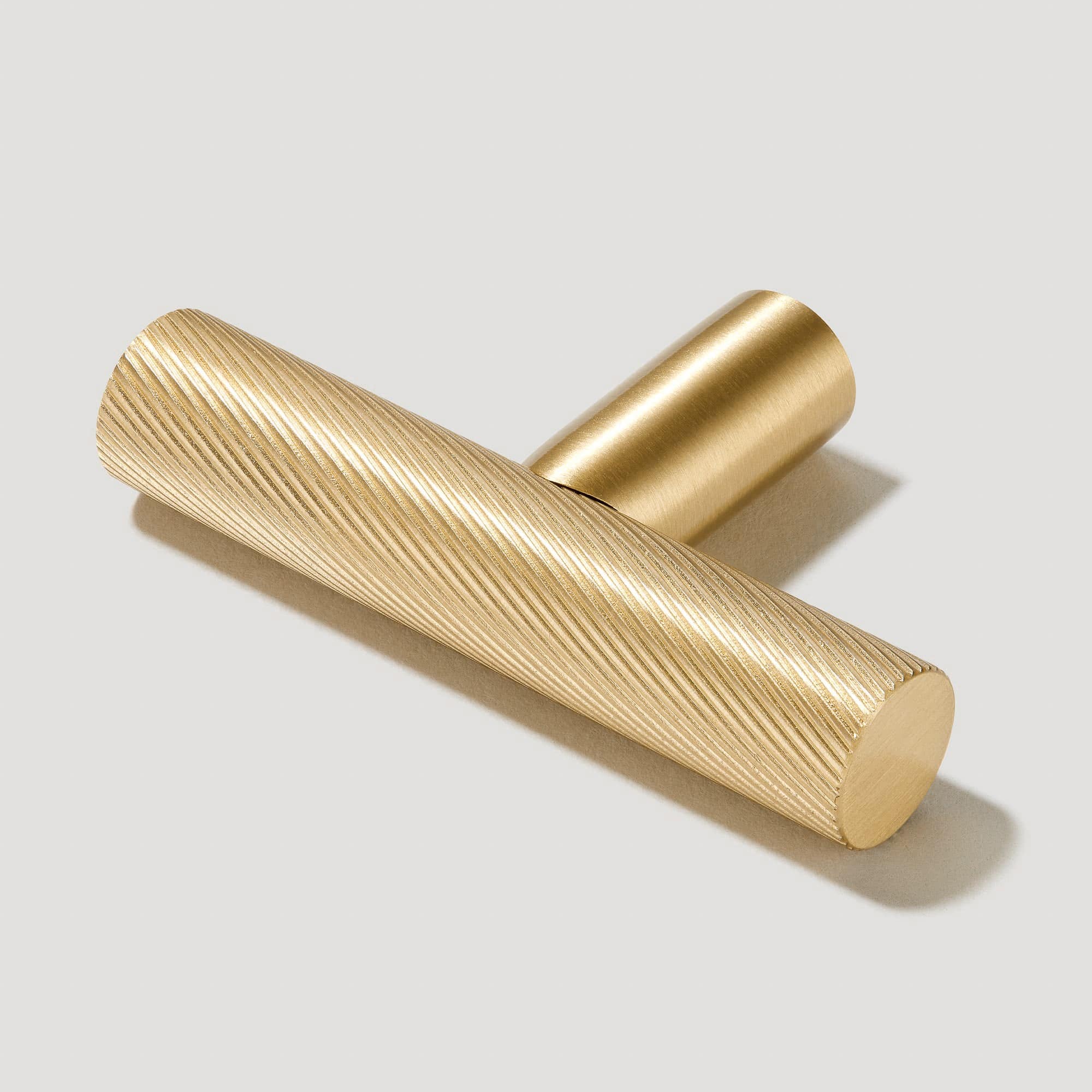 Plank Hardware SEARLE Swirled Single T Pull - Brass